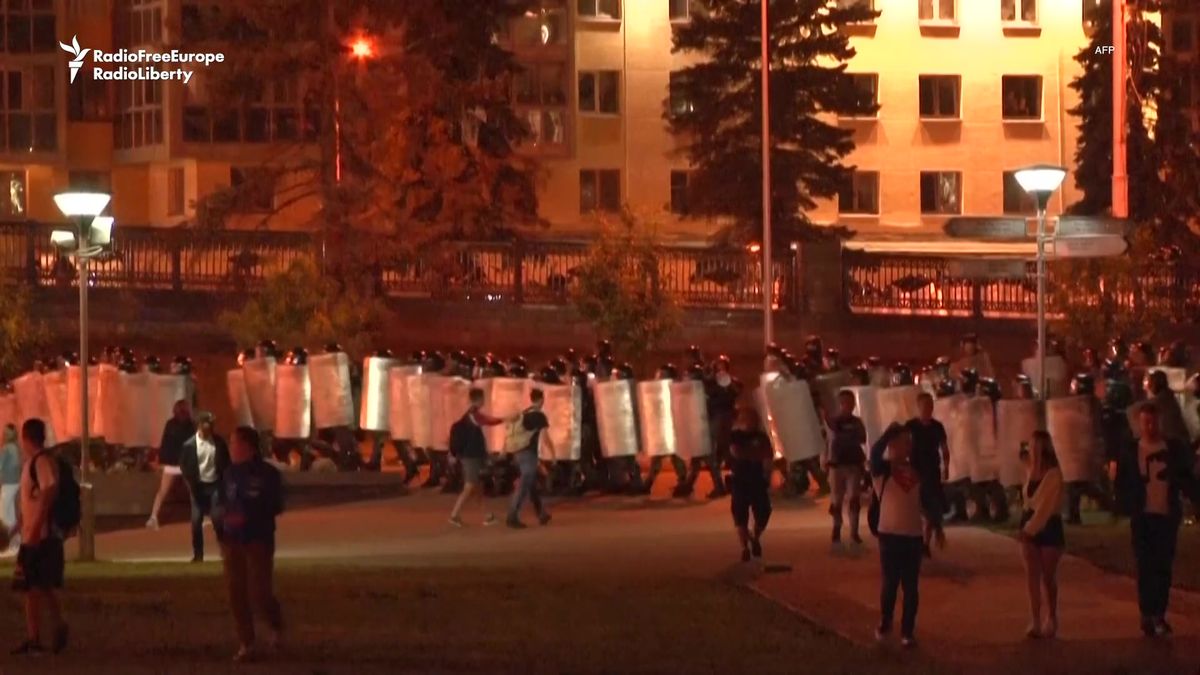 Takhle vypadal první večer protestů v Bělorusku. Mrazivé video z ulic Minsku